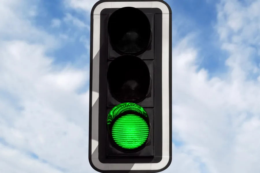 Et trafikklys som viser grønt