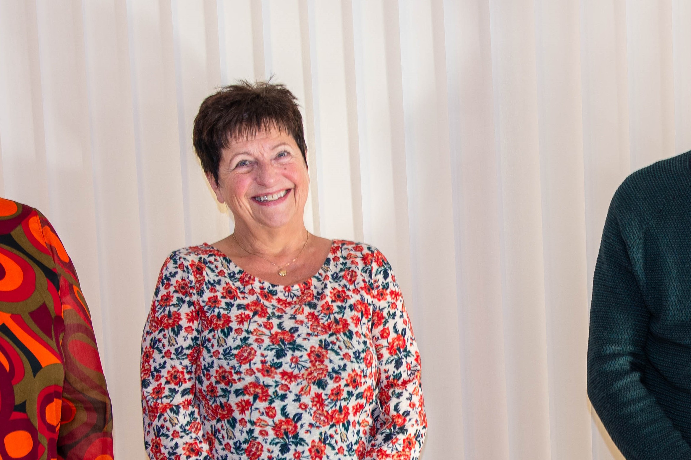 En dame som smiler til kameraet