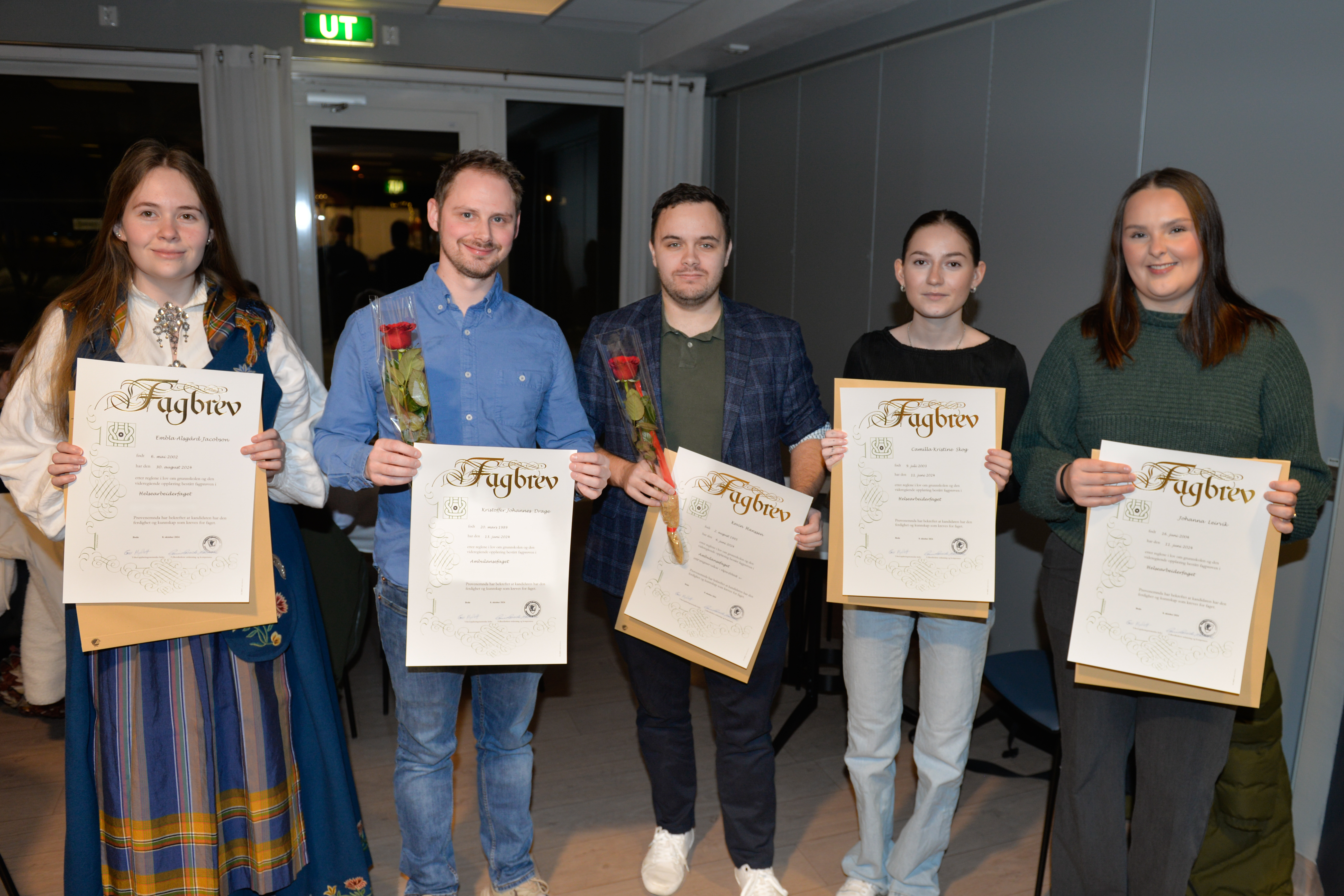 Fem mennesker holder hvert sitt fagbrev