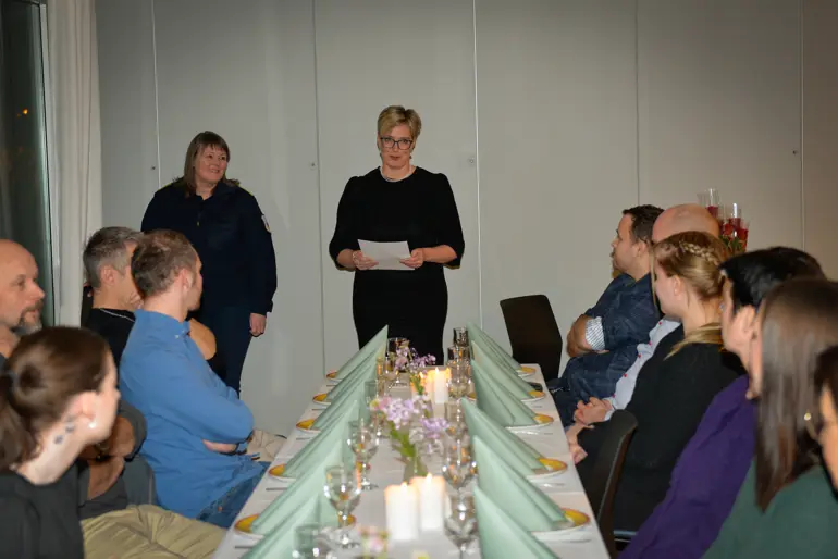 Dame som snakker foran andre