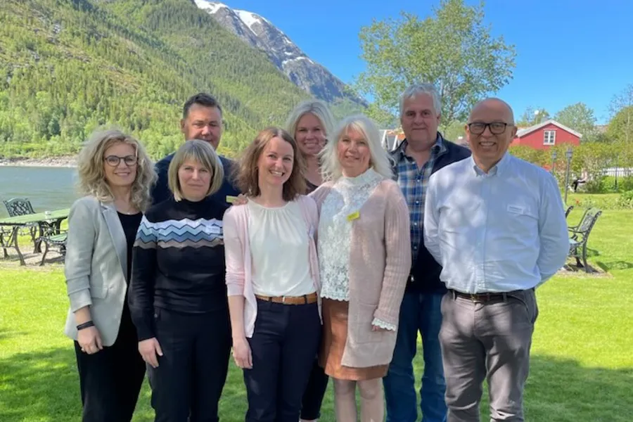 En gruppe mennesker som poserer for et bilde