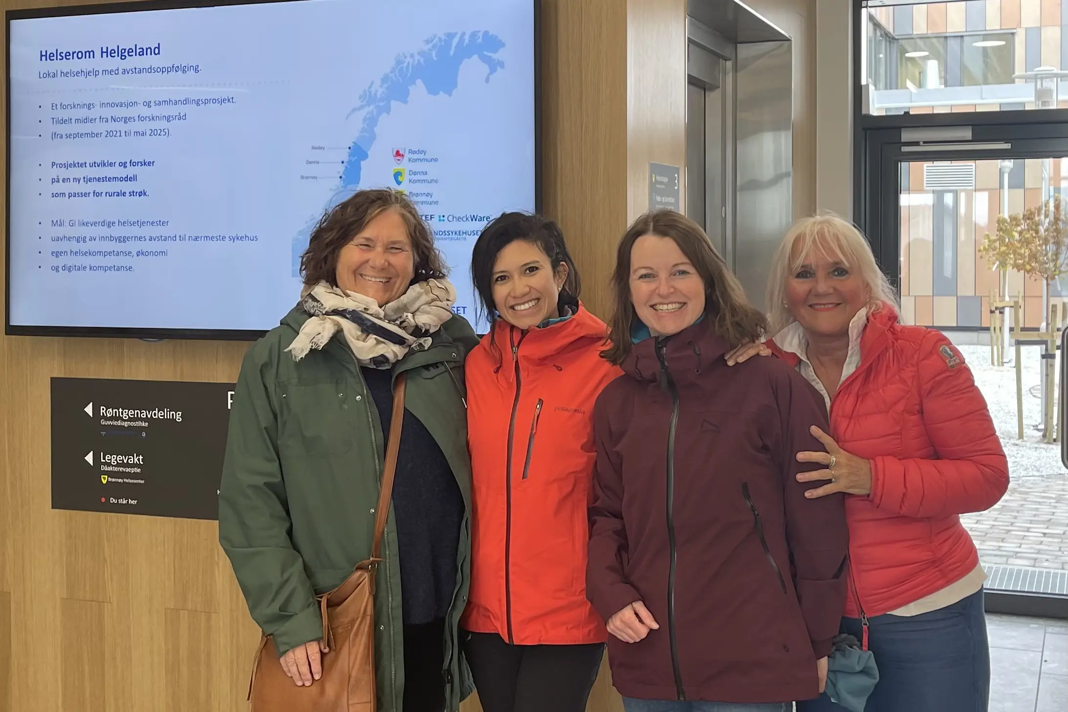 Fire personer som smiler