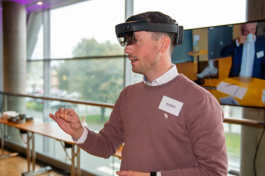 En mann som står og snakker