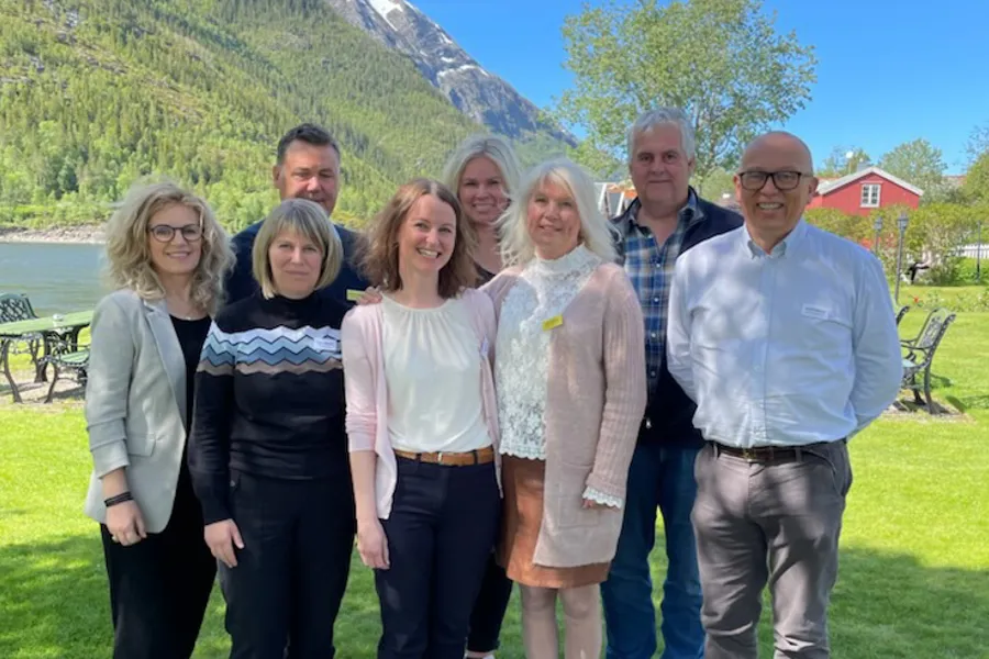 En gruppe mennesker som poserer for et bilde